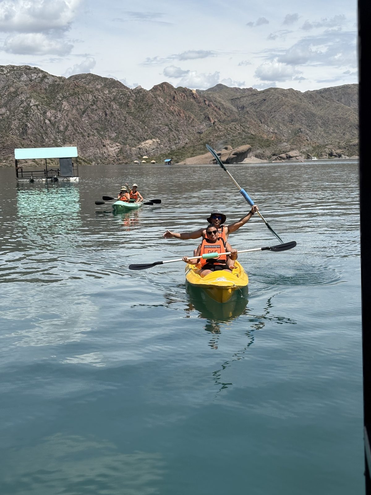 Kayak junto a una parribalsa en el lago Los Reyunos