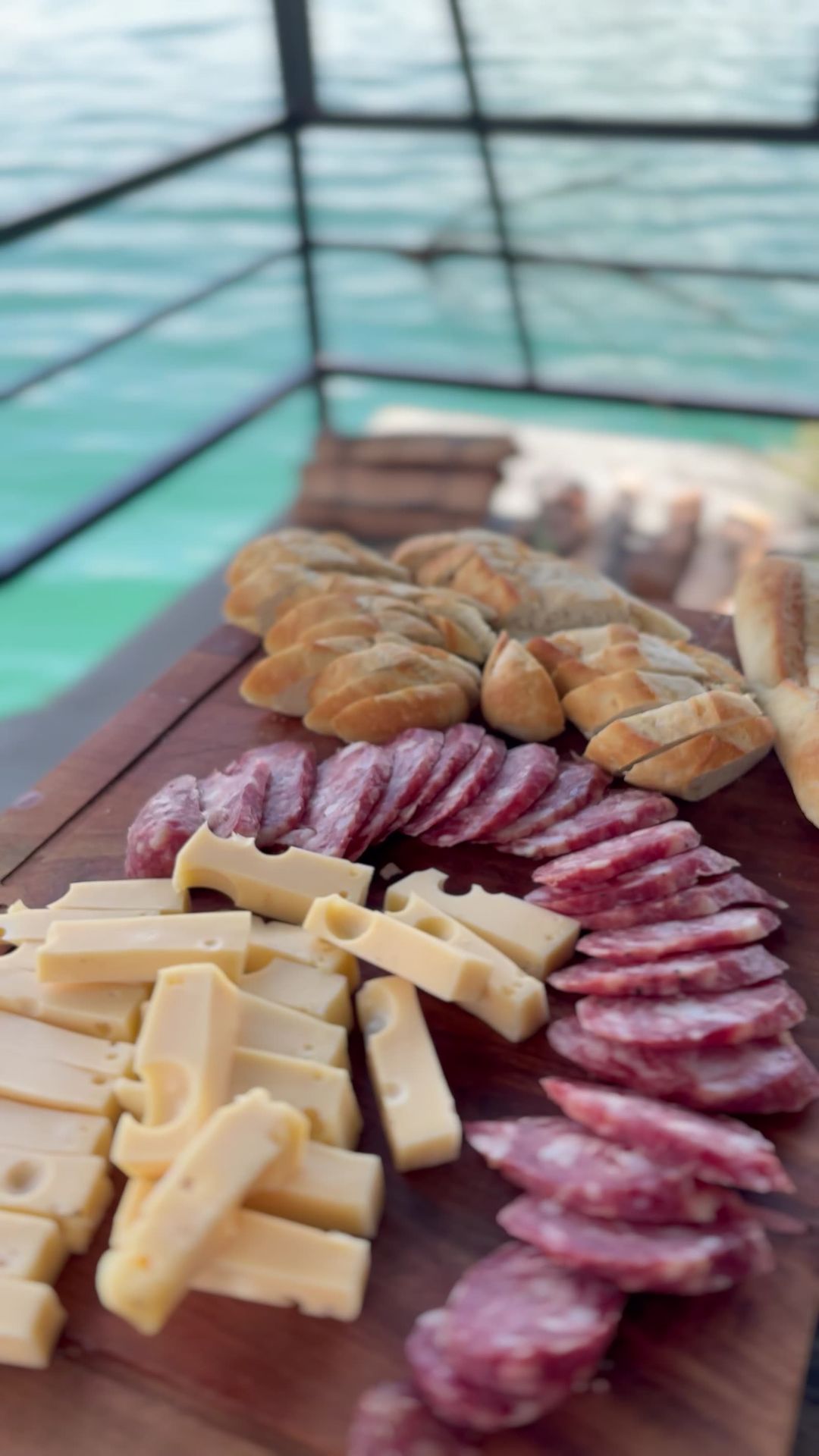 Picada sobre el lago en una parribalsa de Punto E, Los Reyunos