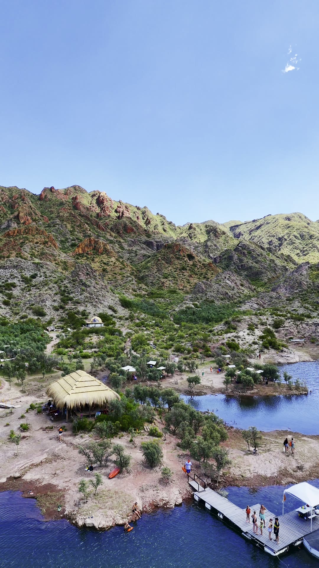 Vista aérea del lago Los Reyunos y Bosque Chañares, San Rafael, Mendoza