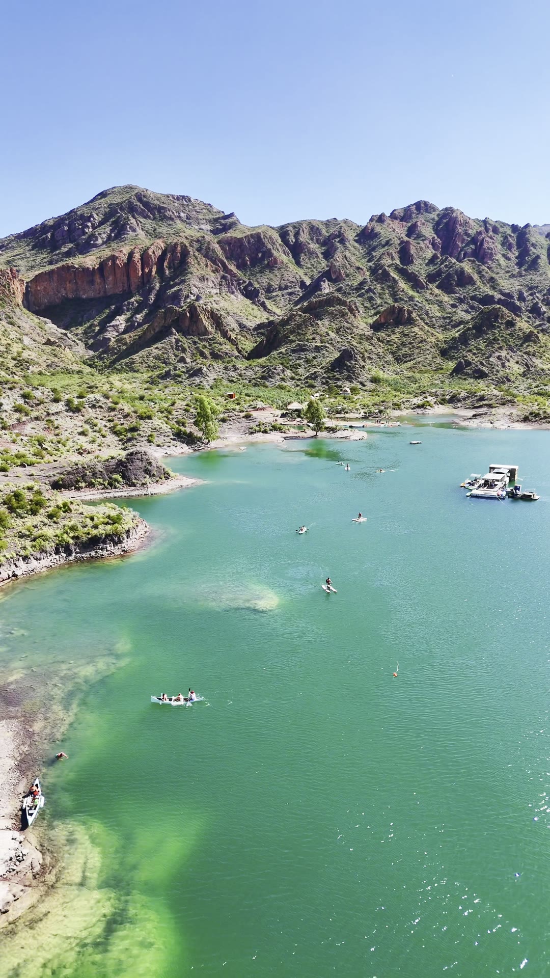 Parribalsa y kayaks con las montañas de fondo