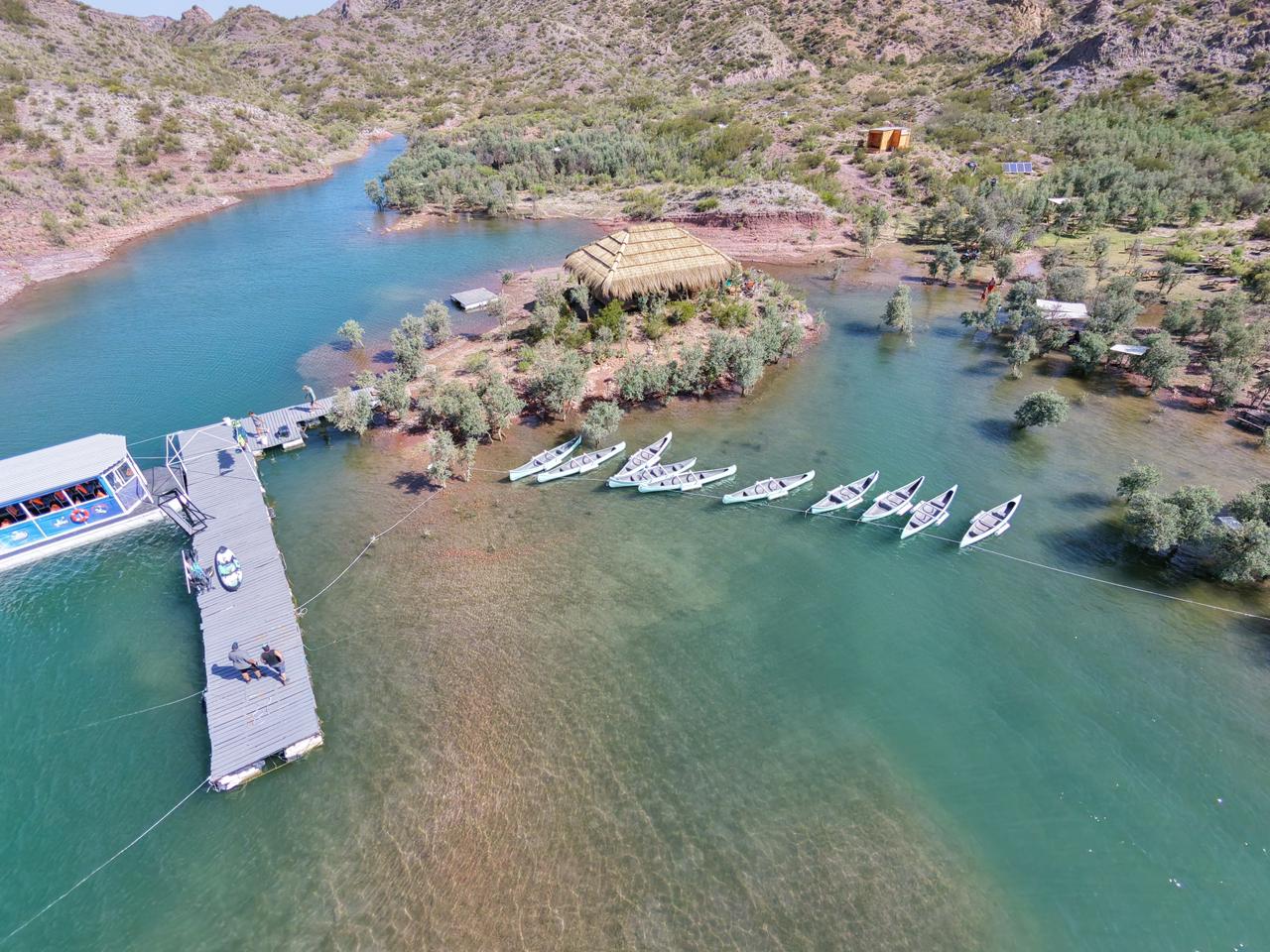 Muelle y canoas en Bosque Chañares, lago Los Reyunos, San Rafael