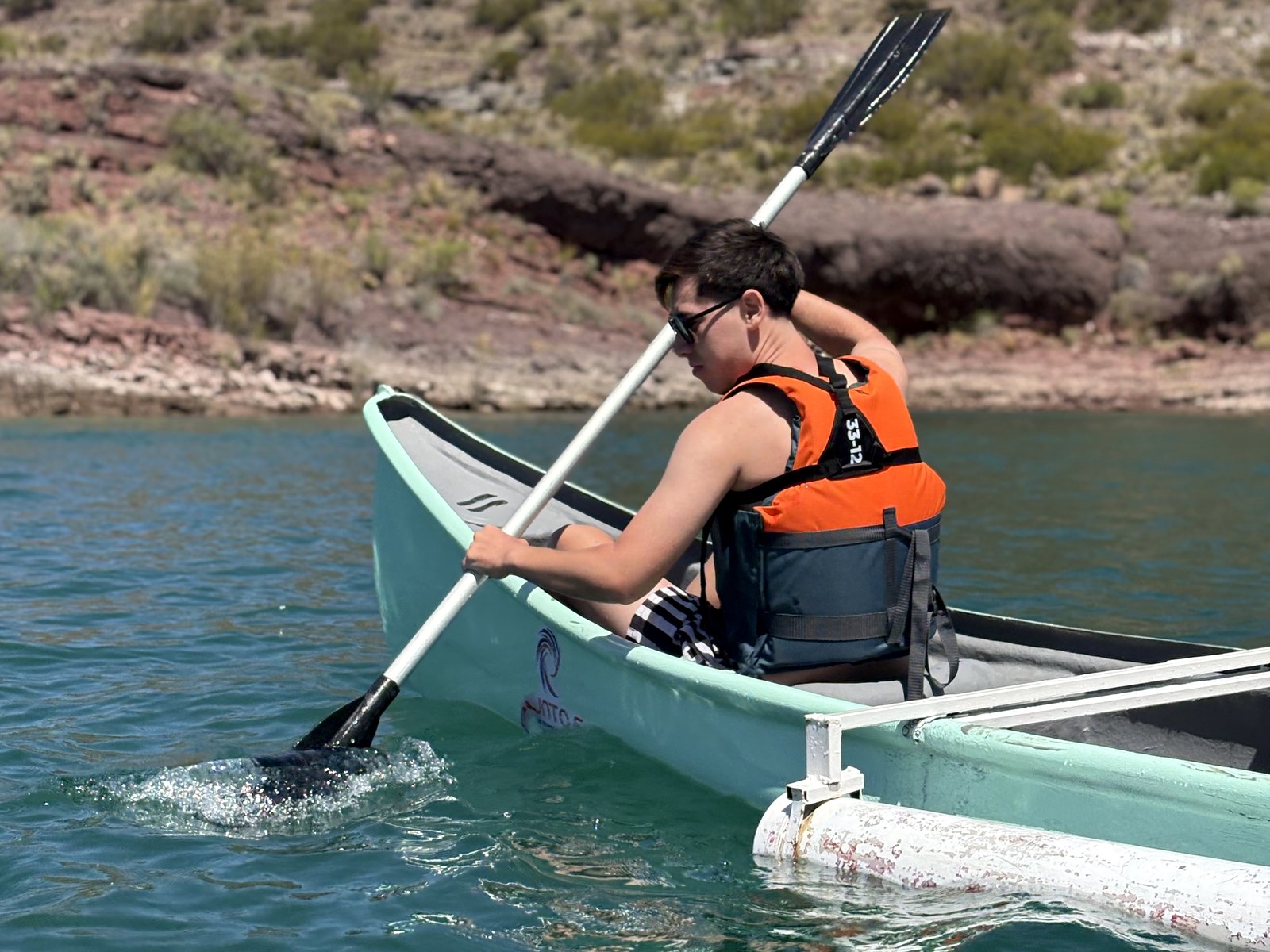 Remando en canoa por el lago Los Reyunos, en Bosque Chañares